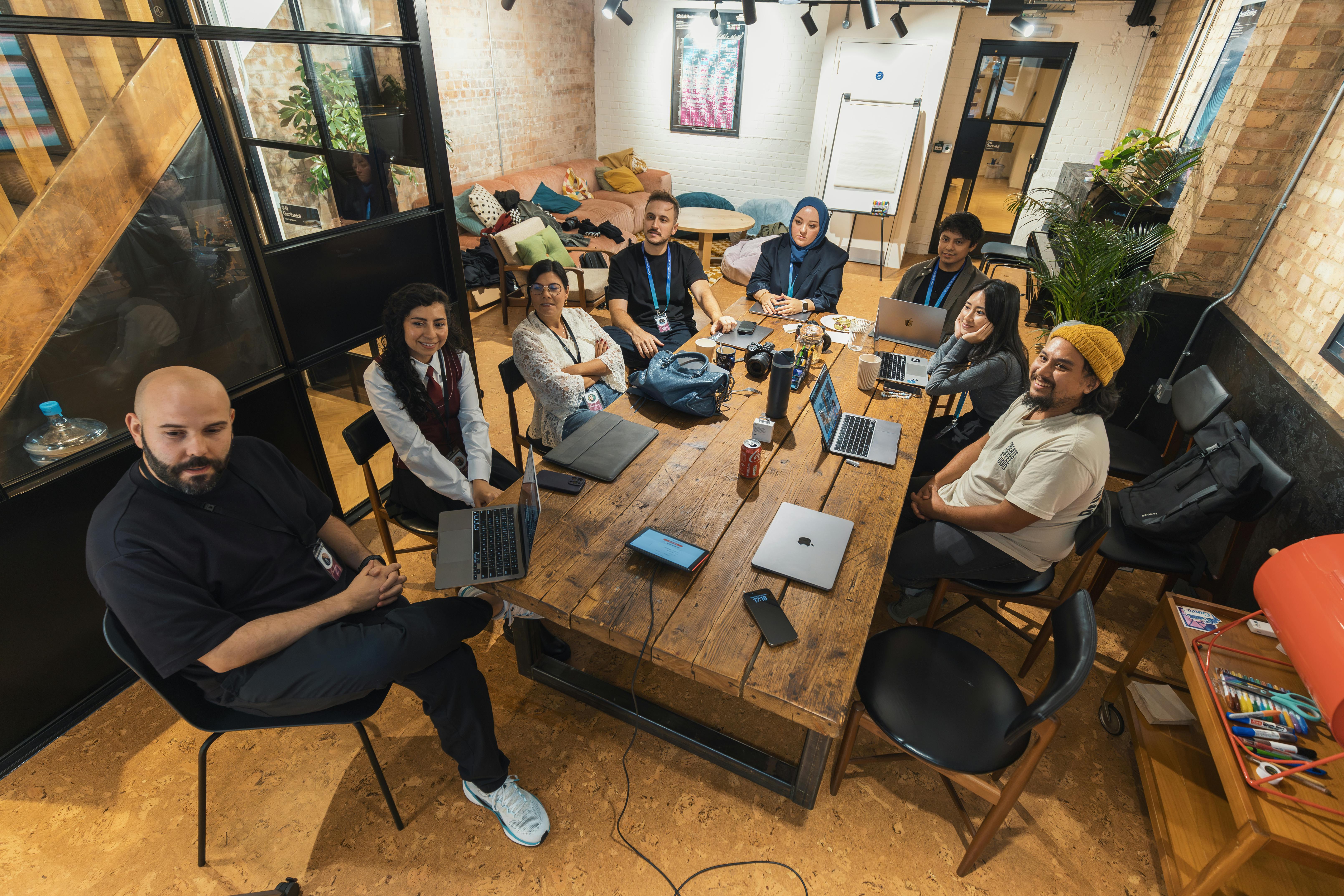 Coworking nel territorio: professionisti al lavoro con vista su Castelbuono