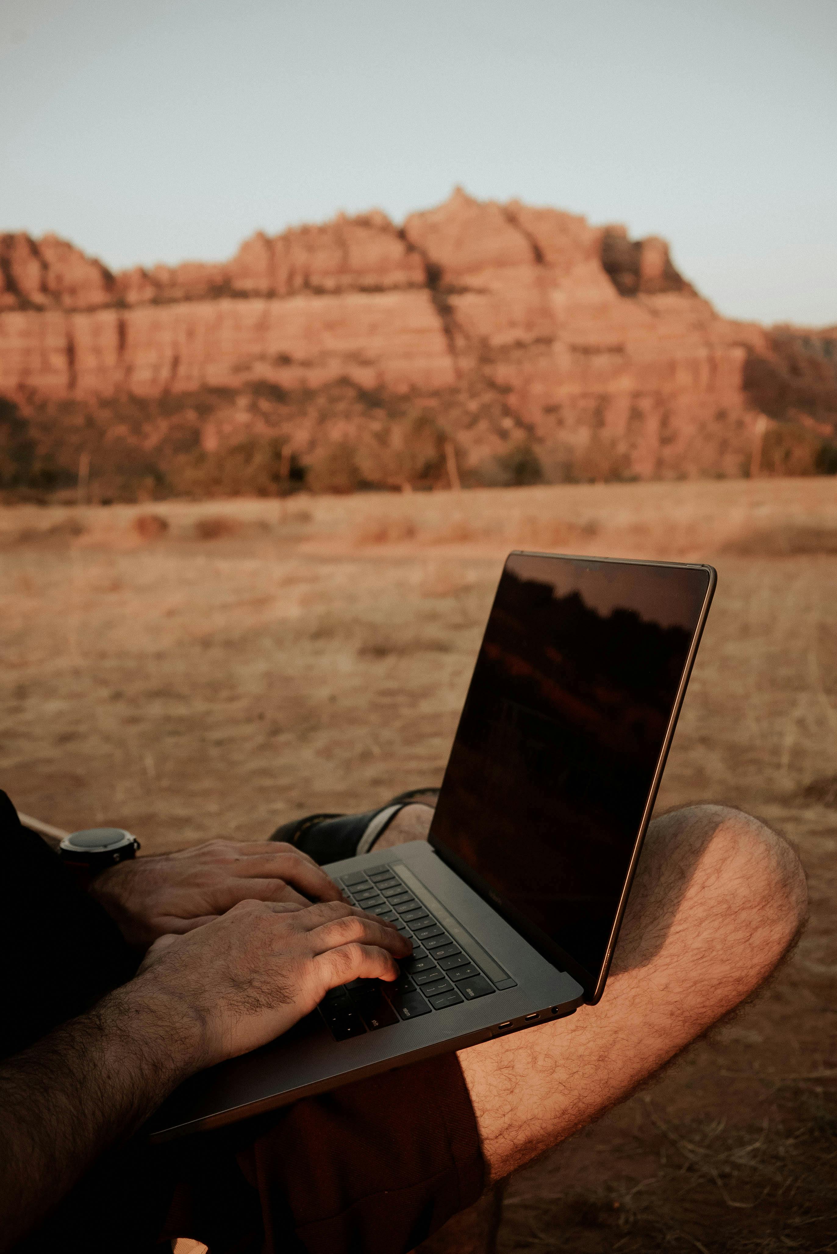 Nomade digitale al lavoro nel territorio delle Madonie